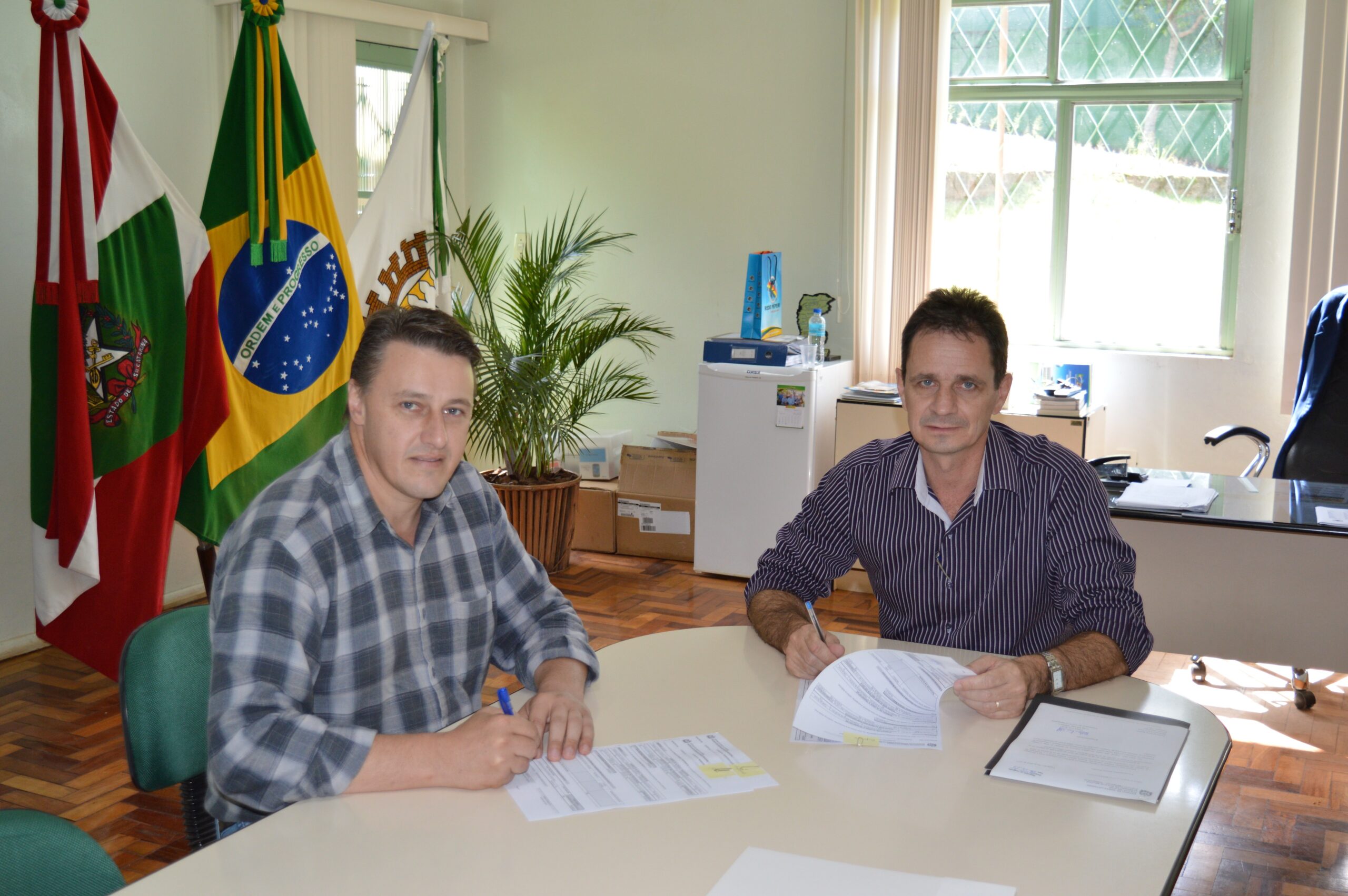 Prefeito Renato Paulata e o Secretário Executivo da ADR Itapiranga Claudir Larentis