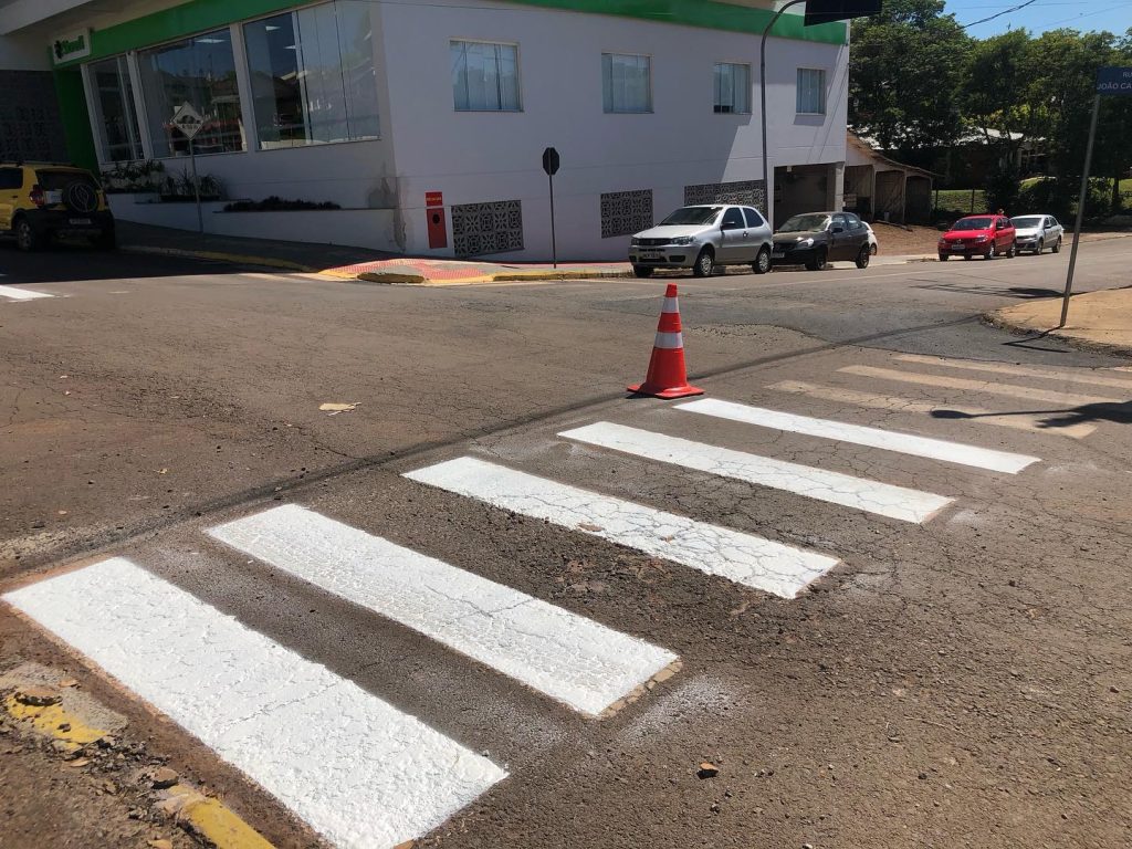 Faixas de pedestres são pintadas em Ipumirim para melhorar a